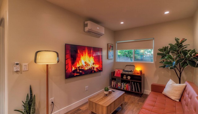 Valley Pocket: Your Chic LA Getaway with Private Patio & Amenities Galore!