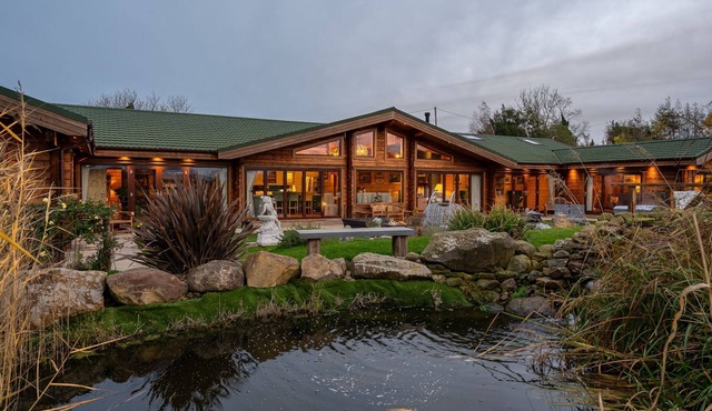 Valley View - a lodge that sleeps 8 guests in 3 bedrooms