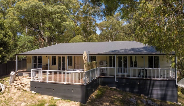 Valley View Retreat: 4 BR, 2.5 BA House in Sawmill Settlement, Sleeps 10