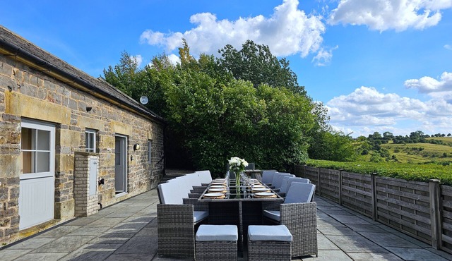 Valley View Barn - LUXURY DETATCHED BARN - DERBYSHIRE - Sleeps up to 14 persons