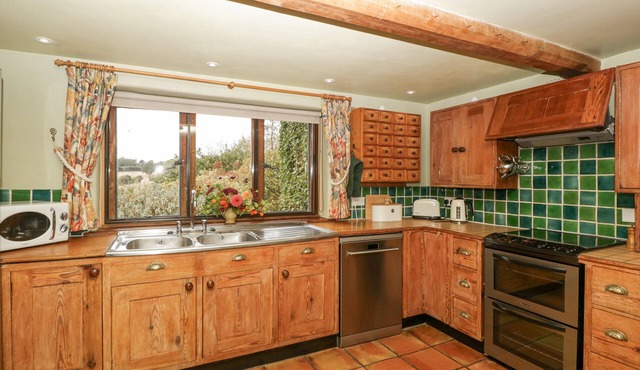 VALLEY VIEW, character holiday cottage, with open fire in Leominster