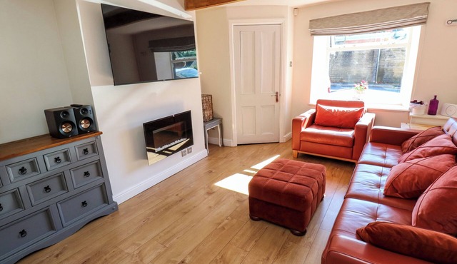 VALLEY VIEW COTTAGE, pet friendly in Holmbridge