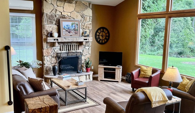 VALLEY VIEW COTTAGE Secluded Mohican Area, Treehouse, Pizza Oven, Pond