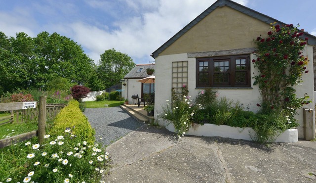 VALLEY VIEW, family friendly, with a garden in Mawgan-In-Meneage