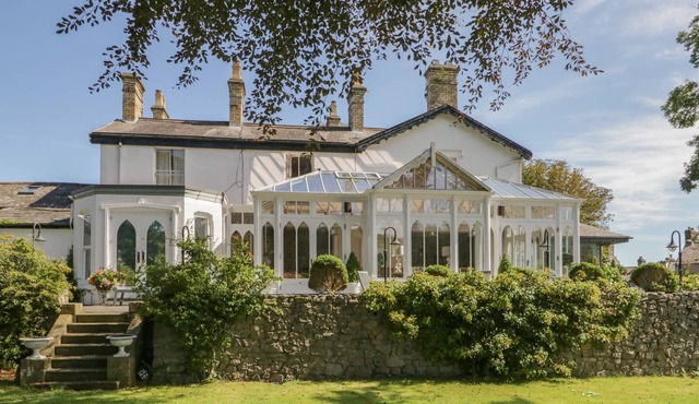 VALLEY VIEW, pet friendly, with hot tub in Dalton-In-Furness