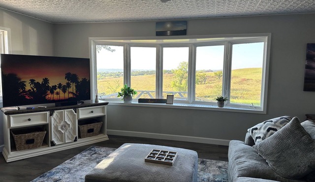 Valley View Hideaway - Charming 2-bedroom house