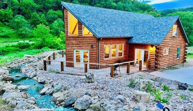 Valley View Lodge w/Swimming Pond, Waterfalls, and Hot Tub