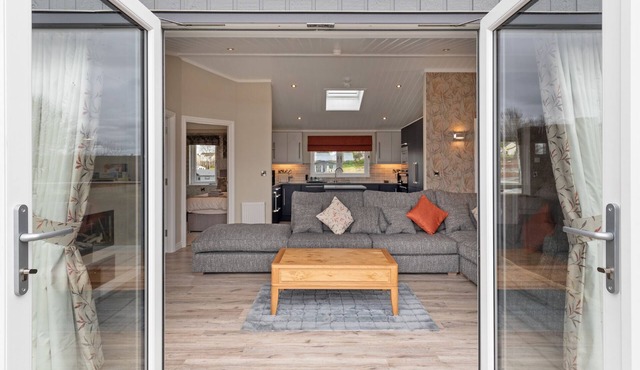 Valley View - Luxury Lodge, Hot Tub, Walk to Beach