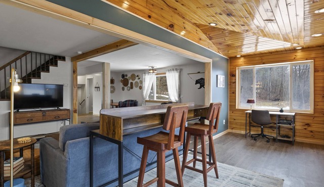 Valley View | Mins to Lake and Ski | Hot Tub