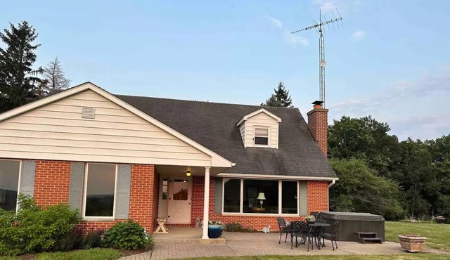 Valley view! Outdoor hot tub, 4 bed house.