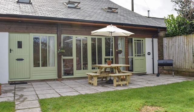 VALLEY VIEW, pet friendly, character holiday cottage in West Down