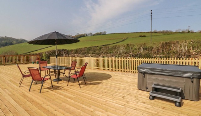 VALLEY VIEW, pet friendly, with hot tub in Bampton, Devon