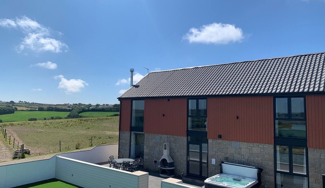 VALLEY VIEW, pet friendly, luxury holiday cottage in Mullion