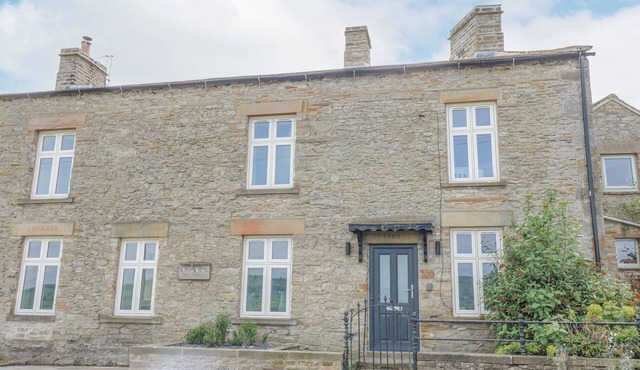 VALLEY VIEW, pet friendly, character holiday cottage in West Witton