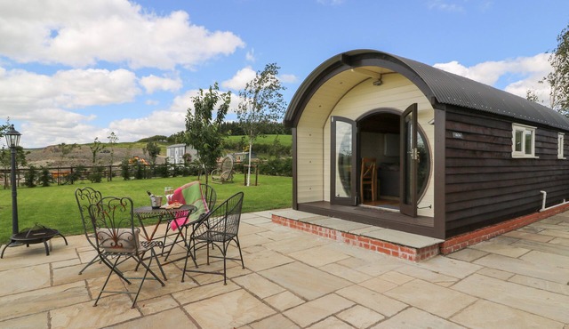 VALLEY VIEW, pet friendly, with hot tub in Rhayader