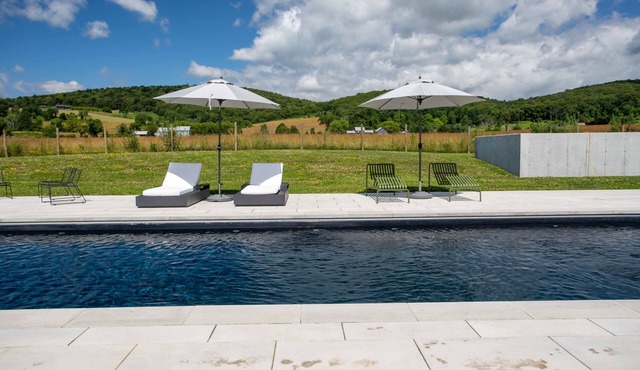 Valley View: Renovated Cottage, New Addon + Pool