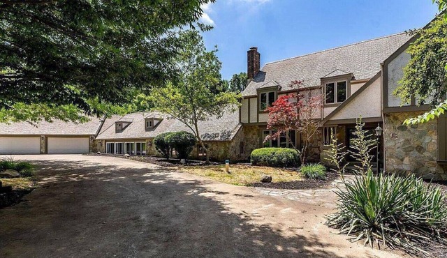Valley View Villa: Indoor Saltwater pool, theater, pickleball!