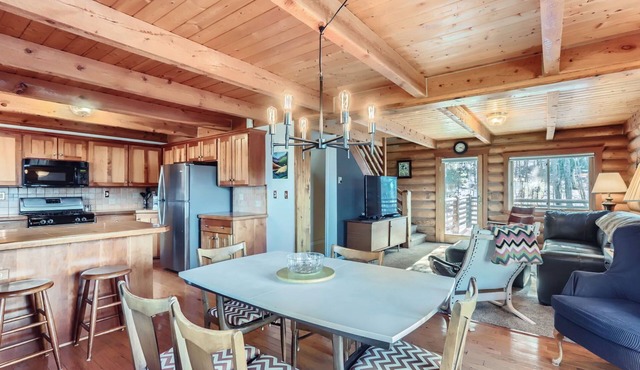 Valley View Vistas - Dog-Friendly Cozy Retreat w/VIEWS!