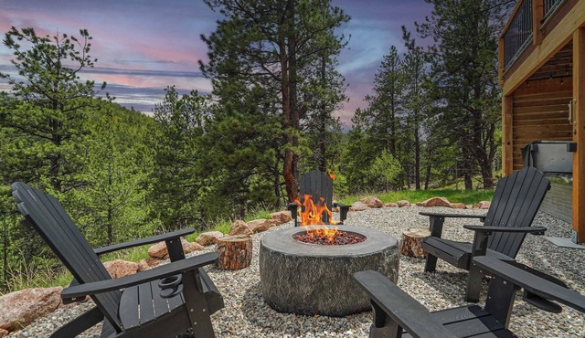 Valley Vista Lodge! Hot Tub, Fire-pit w Mtn Views!