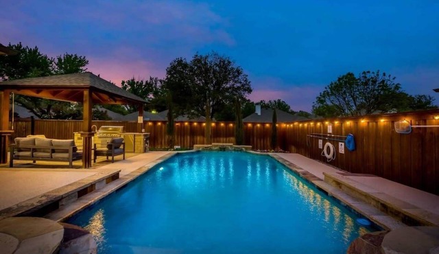 Valley Vista Luxury Retreat w Pool, Cinema, Games