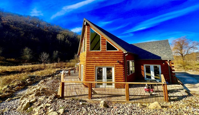 ValleyView Lodge… 4 bedroom Log Cabin w/ Hot Tub & Swimming Pond