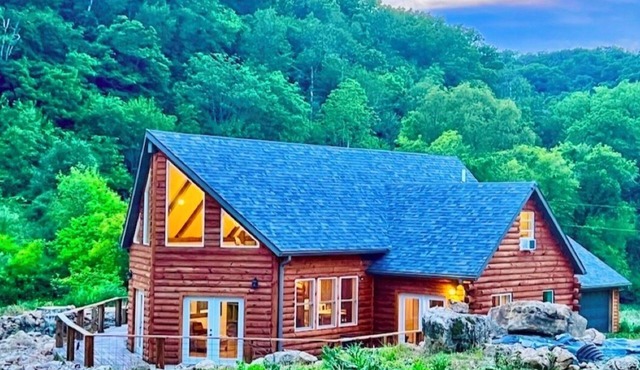 ValleyView Lodge 4 bedroom/2.5 bathroom with Swimming Pond and Hot Tub Jacuzzi