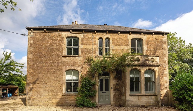 VALLIS OAK VILLA, pet friendly, with hot tub in Frome