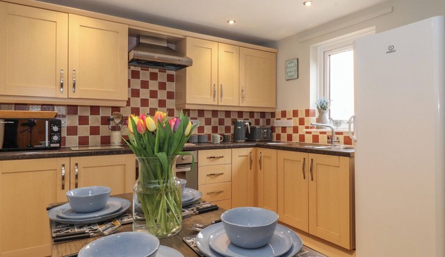 VALLUM REST, pet friendly, with a garden in Burgh By Sands