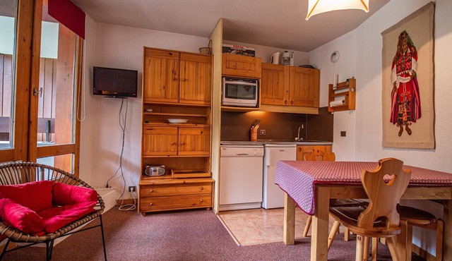 Valmorel: Bright 3-room, ski-in/ski-out, near ESF, southeast balcony