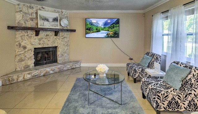 Valrico Home w/ Pool ~ 16 Mi to Downtown Tampa!
