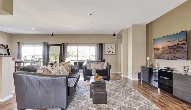 Valrico's Hidden Gem: A Stunning 3-Bedroom Oasis Awaits!