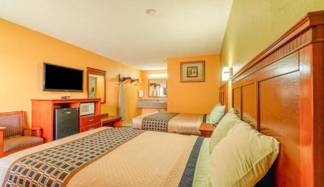 Value 2-Room Retreat w/2 Full Beds & Easy Access to Dining & Shops