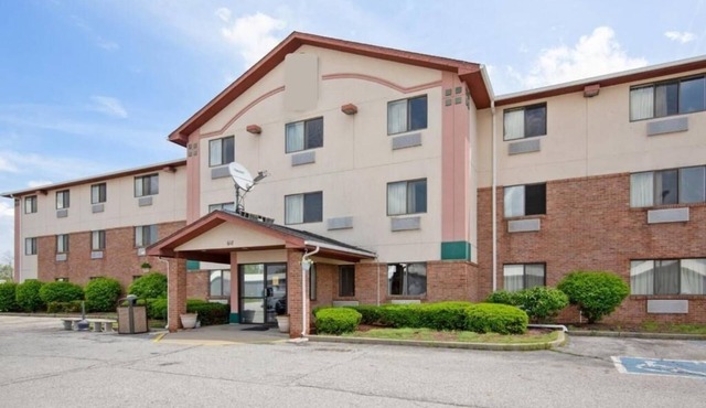 Value Stay Near Lake Michigan, Outlet Malls & Portage Riverwalk Attractions