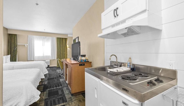 Value Stay! Short Drive to Browns Valley Park! With outdoor pool and terrace