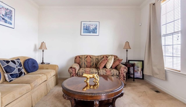 Van Gogh 1- Executive Room in a single family home!