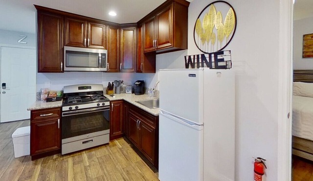 VAN NUYS DELIGHT: QUAINT 1BR GUESTHOUSE w/COVERED PARKING & PRIVATE PATIO p18