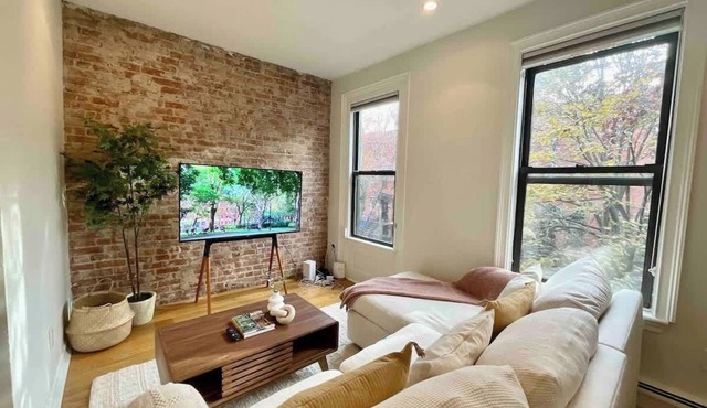 VAN VORST HOUSE | Prime Location Minutes to NYC
