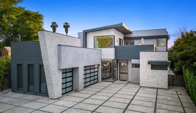 Vanalden - Luxury Estate, Gated with Entertainer's Backyard