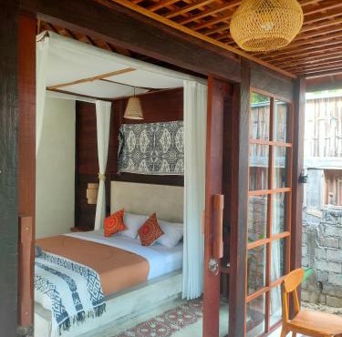 Vanaya Lodge LongTerm wooden Cabin hidden by lush garden