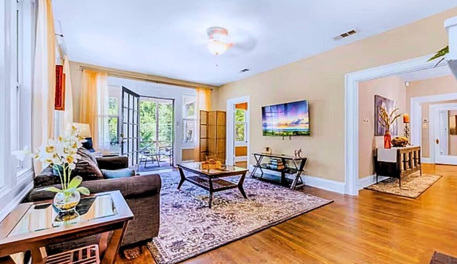 Vandelia Retreat – Walk to Oak Lawn Shops & Dining