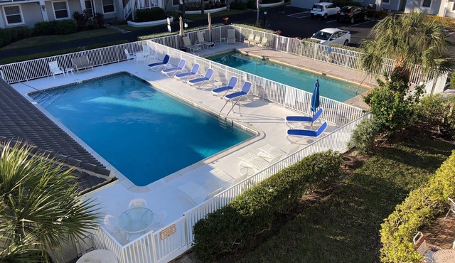 Vanderbilt Beach less than a mile! Dog friendly, Tropical Paradise! 3br & WiFi!