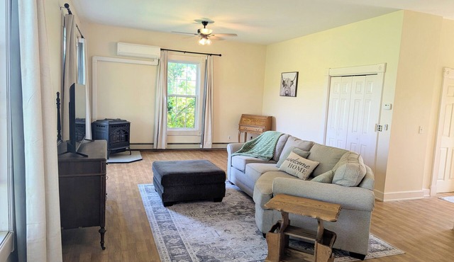 VanMar House-Charming Renovated Farmhouse at Creekstone Farms with AC