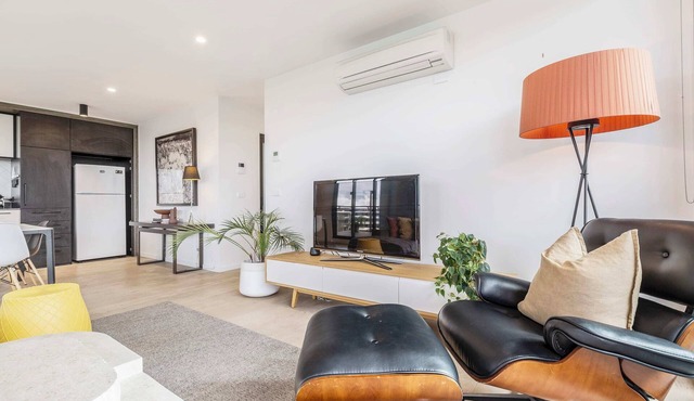 VAQUAY Belladonna in Abbotsford | Riverside 3BR Glass Penthouse Escape 2 Cars