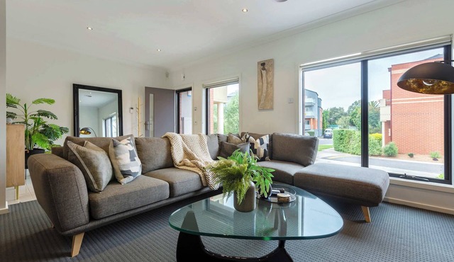 VAQUAY Contempo In Flemington | Townhouse In Cul De Sac Hospitals Trains