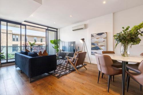 VAQUAY Odyssey In Caulfield North