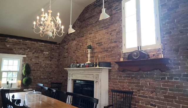 Varcoe House Award-Winning Historic Home | Sleeps 8 | Weddings & Events Friendly