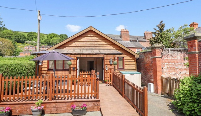 VARLEY VILLA, pet friendly, character holiday cottage in Newtown