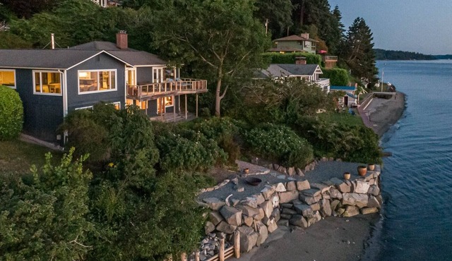 Vashon Beachfront Retreat with Breathtaking Views