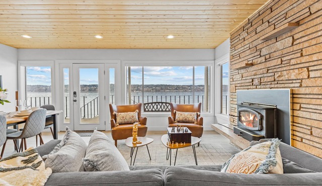 Vashon Modern Beachfront Getaway: Pet & Family-Friendly with Stunning Views!