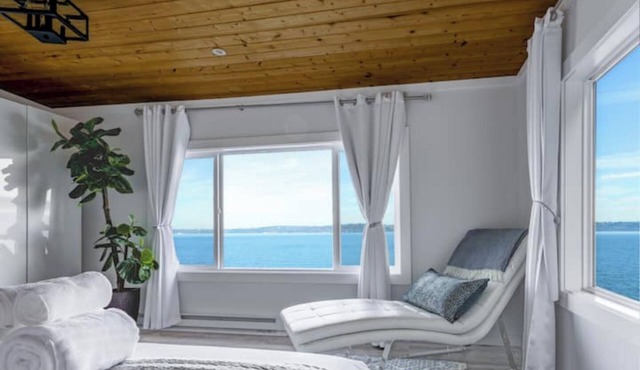 Vashon Modern Waterfront Retreat+Private Beach+BBQ+Firepit